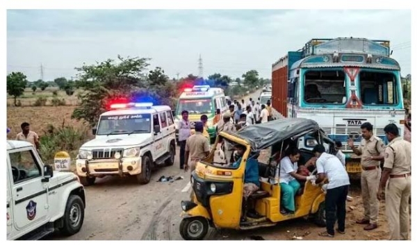 పెళ్లి ఇంట్లో ఘోర విషాదం: ఆటోను ఢీకొట్టిన లారీ.. చిన్నారితో సహా నలుగురు బంధువులు దుర్మరణం! పెళ్లి ఇంట్లో ఘోర విషాదం: ఆటోను ఢీకొట్టిన లారీ.. చిన్నారితో సహా నలుగురు బంధువులు దుర్మరణం!