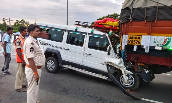 srikalahasti-devotees-toofan-vehicle-hit-lorry-at-singamala-one-killed-1