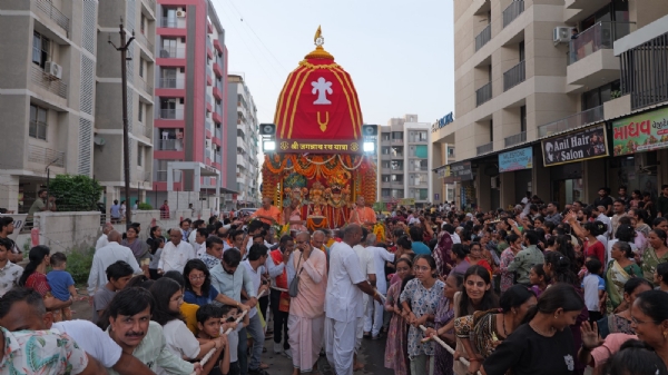 The grand chariot procession of Lord Jagannath ji on the second day of Ashadhi in Kadi created a devotional atmosphere. The grand chariot procession of Lord Jagannath ji on the second day of Ashadhi in Kadi created a devotional atmosphere.