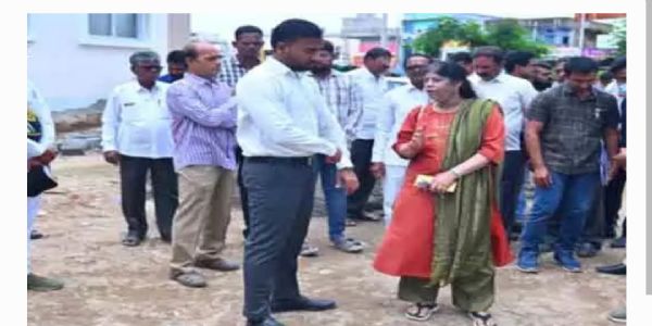 నిర్మాణంలో ఉన్న నూతన ఆసుపత్రి భవనాల పనులను పరిశీలించిన కలెక్టర్