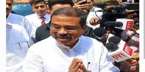 ధర్మేంద్ర ప్రధాన్ జిందాబాద్ అంటూ నినాదాలతో హోరెత్తిన పార్లమెంట్ ప్రాంగణం