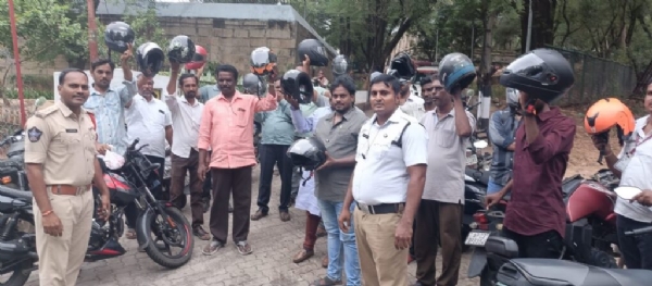 తిరుమలలో హెల్మెట్ నిబంధనలపై పోలీసుల ప్రత్యేక డ్రైవ్! తిరుమలలో హెల్మెట్ నిబంధనలపై పోలీసుల ప్రత్యేక డ్రైవ్!