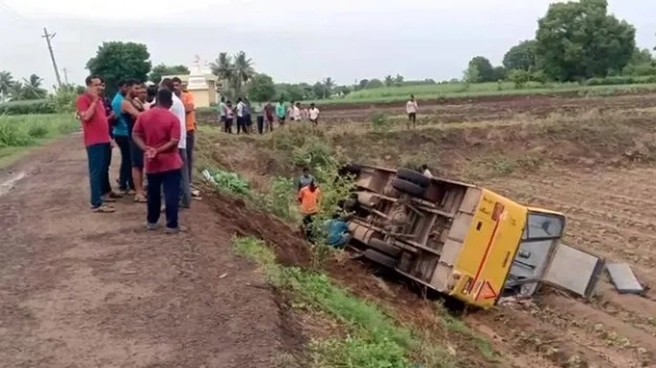 mumbai-school-bus-accident-ahilyanagar-rahuri-students-injured-suri-15387