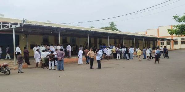 పొగాకు రైతుల భారీ నిరసన.. వేలం నిలిపివేత!