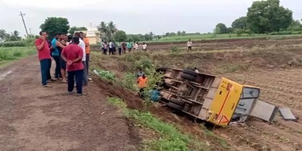 బోల్తాపడిన స్కూల్ బస్సు.. 15 మంది విద్యార్థులకు గాయాలు.
