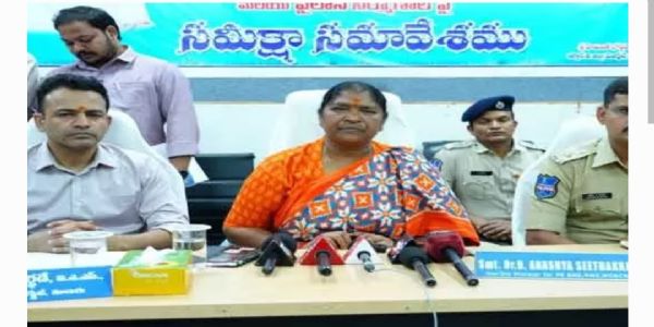యుద్ధ ప్రాతిపదికన అభివృద్ధి పనులను పూర్తి చేయాలి: మంత్రి సీతక్క