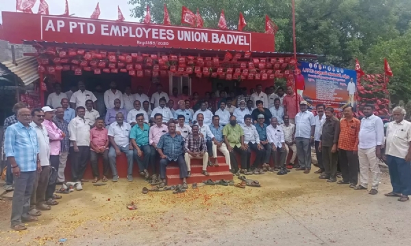 apsrtc-employees-union-protest-with-badges-on-july-7-and-8-161307 apsrtc-employees-union-protest-with-badges-on-july-7-and-8-161307