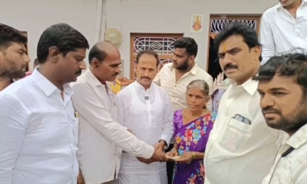 mla-kandikunta-distributes-ntr-bharosa-pensions-in-nallacheruvu-1
