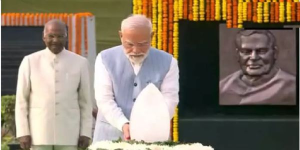 మాజీ ప్రధాని వాజ్పేయి వర్ధంతి.. నివాళులు అర్పించిన రాష్ట్రపతి, ఉప రాష్ట్రపతి, ప్రధాని