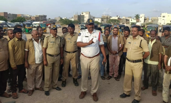 rayachoti-traffic-police-free-uniforms-distribution-auto-drivers-traffic-
