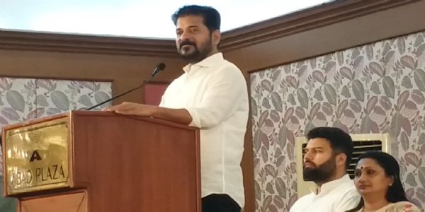 లండన్, అమెరికా పర్యటనలను అర్ధాంతరంగా ముగించుకుని హైదరాబాద్ చేరుకున్న తెలంగాణ ముఖ్యమంత్రి రేవంత్ రెడ్డి