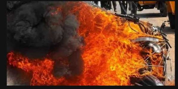 రాజేంద్రనగర్లో అర్ధరాత్రి అగ్నిప్రమాదం.. ఐదు బైక్ల దగ్ధం