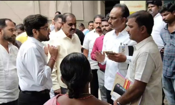 kuppam-kada-pd-vikas-marmat-inspects-rtc-bus-stand-warns-staff-1 kuppam-kada-pd-vikas-marmat-inspects-rtc-bus-stand-warns-staff-1