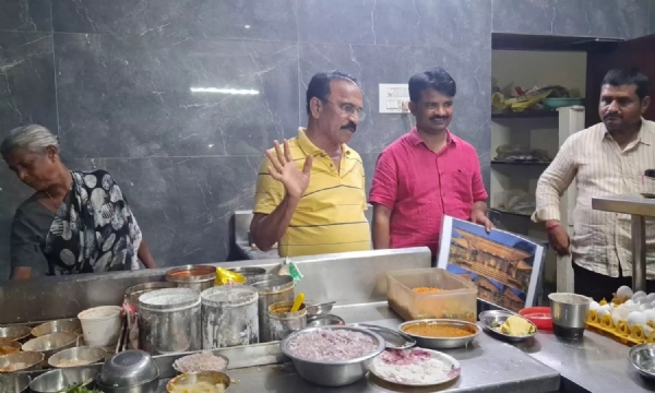 కర్నూలు వెంకటరమణ కాలనీలోని ఏపీటీడీసీ హరిత యూనిట్ను చైర్మన్ డా. నూకసాని బాలాజీ యాదవ్ ఆకస్మికంగా తనిఖీ చేశారు. కర్నూలు వెంకటరమణ కాలనీలోని ఏపీటీడీసీ హరిత యూనిట్ను చైర్మన్ డా. నూకసాని బాలాజీ యాదవ్ ఆకస్మికంగా తనిఖీ చేశారు.