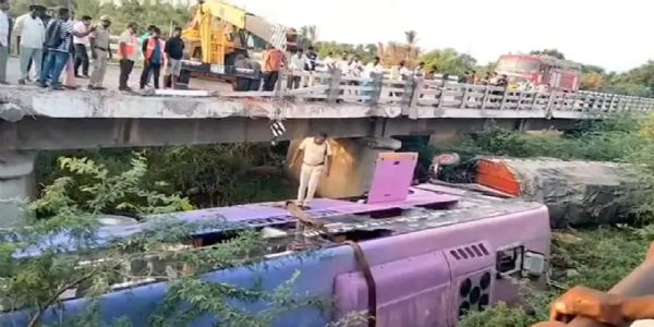 ఏపీలో ఘోర రోడ్డు ప్రమాదం.. బ్రిడ్జిపై నుంచి కిందపడ్డ బస్సు.. 20 మందికి తీవ్ర గాయాలు..