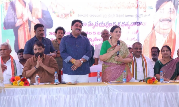/surendra-reddy-distributes-free-ganesha-idols-in-srikalahast