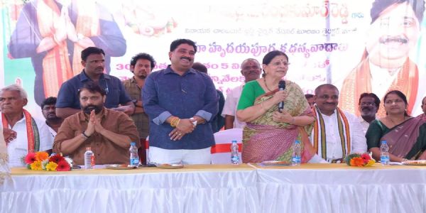 శ్రీకాళహస్తిలో భక్తులకు ఉచితంగా వినాయక విగ్రహాల పంపిణీ