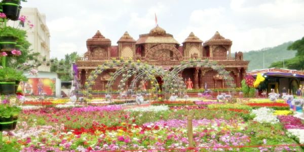 తిరుమలలో ఆకట్టుకుంటున్న పుష్పాలు