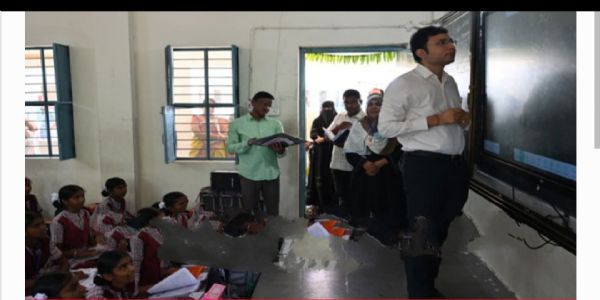 విద్యార్థుల అభ్యాసన స్థాయిని స్వయంగా పరిశీలించిన కలెక్టర్