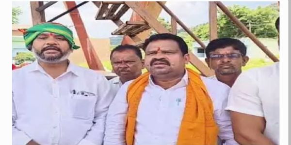 పాలకులు తమ నీచ రాజకీయాల కోసం చరిత్ర ను తొక్కి పెడుతున్నారు. బీజేపీ ఎమ్మెల్యే