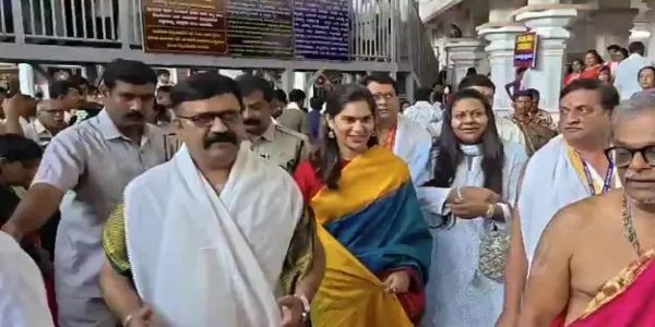 మంత్రాలయ శ్రీ రాఘవేంద్ర స్వామివారి సేవలలో రామ్ చరణ్ భార్య ఉపాసన