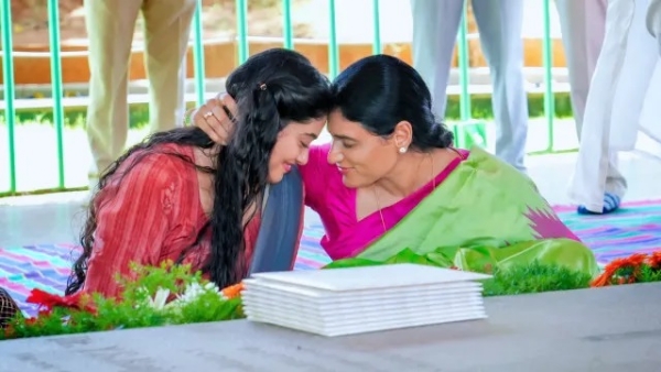 ఇడుపులపాయలోని వైఎస్ఆర్ ఘాట్ వద్ద తొలి పత్రిక ఉంచి ఆశీస్సులు ఇడుపులపాయలోని వైఎస్ఆర్ ఘాట్ వద్ద తొలి పత్రిక ఉంచి ఆశీస్సులు