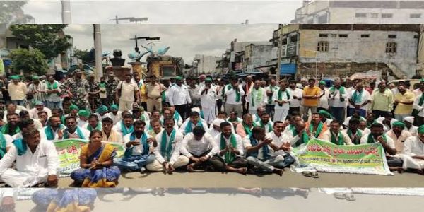 పత్తి ధర తగ్గింపుపై విజయ కాటన్ ఇండస్ట్రీ ఎదుట రైతులు ఆందోళన