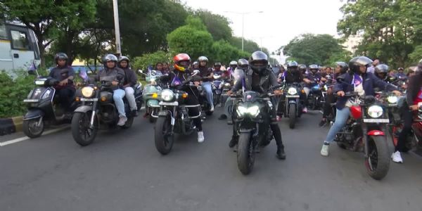 ఉమెన్స్ ఏపీఎల్కు మద్దతుగా విజయవాడలో 