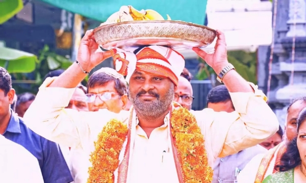 కాణిపాక వినాయకుడికి పట్టువస్త్రాల సమర్పణ కాణిపాక వినాయకుడికి పట్టువస్త్రాల సమర్పణ