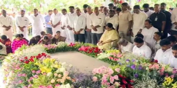 వైఎస్ఆర్ వర్ధంతి.. ఇడుపులపాయలో ఘాట్ వద్ద నివాళులర్పించిన జగన్, షర్మిల
