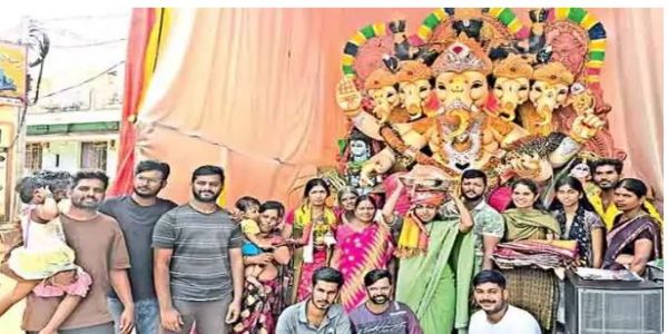 వెల్లివిరిసిన మతసామరస్యం.. వేలంపాటలో లడ్డూను దక్కించుకున్న ముస్లిం దంపతులు