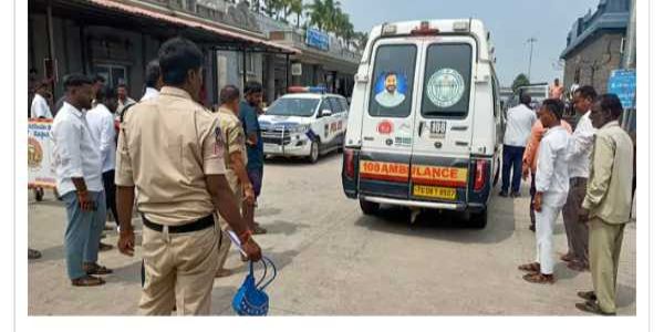 యాదాద్రి ఆలయం వద్ద కారు ఢీకొని యాచకురాలు మృతి.. దర్శనాలు నిలిపివేత