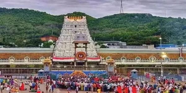 తిరుమలలో భారీగా పెరిగిన భక్తుల రద్దీ