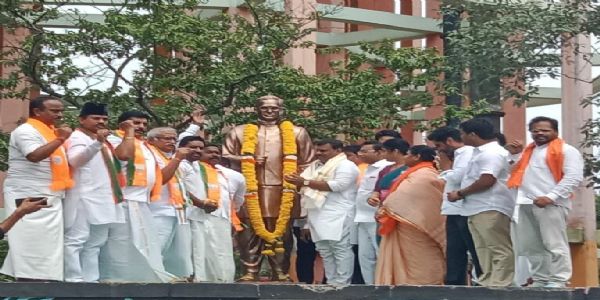 దీన్దయాళ్ ఉపాధ్యాయ ఏకాత్మ మానవ దర్శనాన్ని ప్రతిపాదించారు......పీవీఎన్ మాధవ్