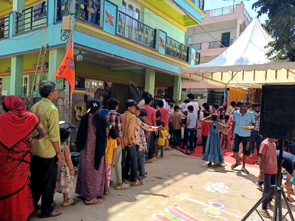 ప్రవాసాంధ్రుల నుంచి భక్తులకు లడ్డూల భోజనం పంపిణీ ప్రవాసాంధ్రుల నుంచి భక్తులకు లడ్డూల భోజనం పంపిణీ
