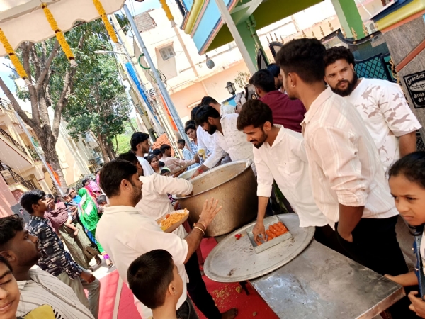 ప్రవాసాంధ్రుల నుంచి భక్తులకు లడ్డూల భోజనం పంపిణీ ప్రవాసాంధ్రుల నుంచి భక్తులకు లడ్డూల భోజనం పంపిణీ