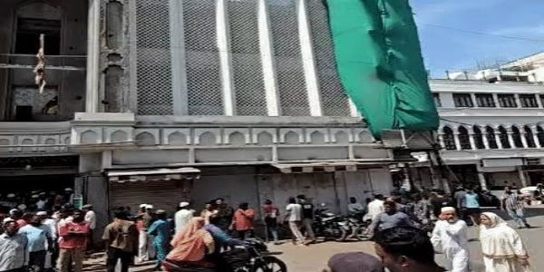 ఉజ్జైనిలో షాహి మసీదు భాగాన్ని తొలగించడంపై వివాదం, నిరసనల మధ్య రాళ్ళ దాడి