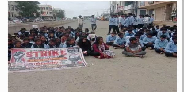 పాలిటెక్నిక్ విద్యార్థుల రాస్తారోకో