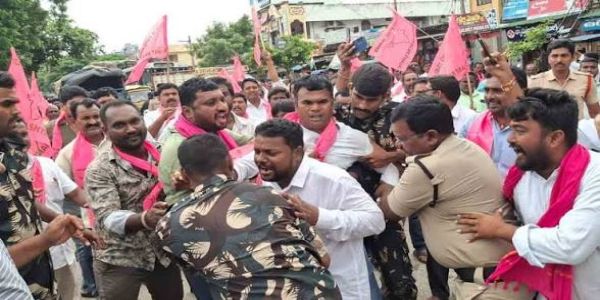 ఇచ్చోడ విద్యుత్ సబ్స్టేషన్ వద్ద బీఆర్ఎస్ పార్టీ శ్రేణుల నిరసన
