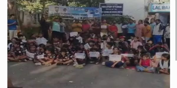 ఎల్బీ స్టేడియం వద్ద క్రీడాకారుల ఆందోళన