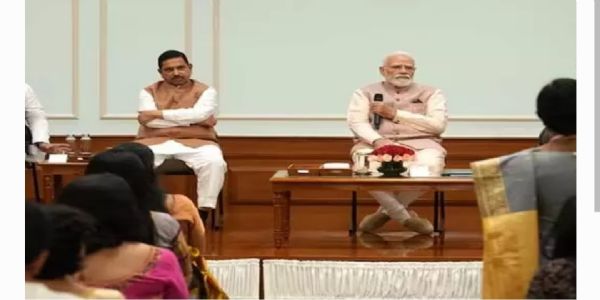 విద్యార్థుల స్క్రీన్ టైమ్ తగ్గించేలా చూడండి: ప్రధాని నరేంద్ర మోడీ