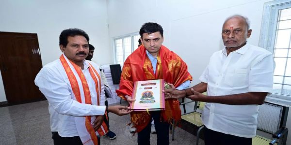 కాణిపాకం బ్రహ్మోత్సవాలకు కలెక్టర్ సుమిత్ కుమార్ను ఆహ్వానం