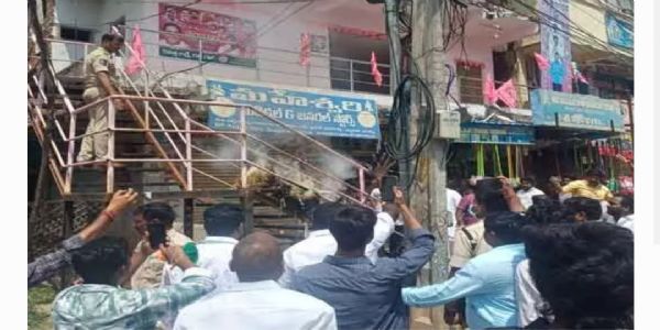 బీఆర్ఎస్ కార్యాలయం వద్ద ఉద్రిక్తత.. తాతా మధు దిష్టిబొమ్మ దహనం