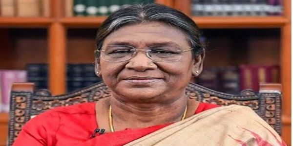 కుటుంబంతో కలిసి రాష్ట్రపతి ద్రౌపది ముర్మును కలిసిన మాజీ రాష్ట్రపతి రామ్నాథ్ కోవింద్